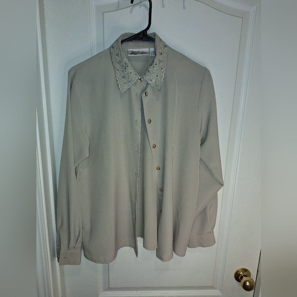 Yves St. Clair Cream Button Down Blouse with Dress Shirt Collar/ Size 10